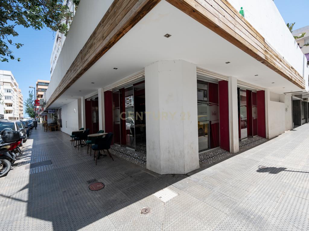 Bar Renovado em Ibiza com Acessibilidade e Ótima Localização - Image 19