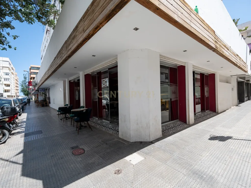Bar Renovado em Ibiza com Acessibilidade e Ótima Localização - Image 19