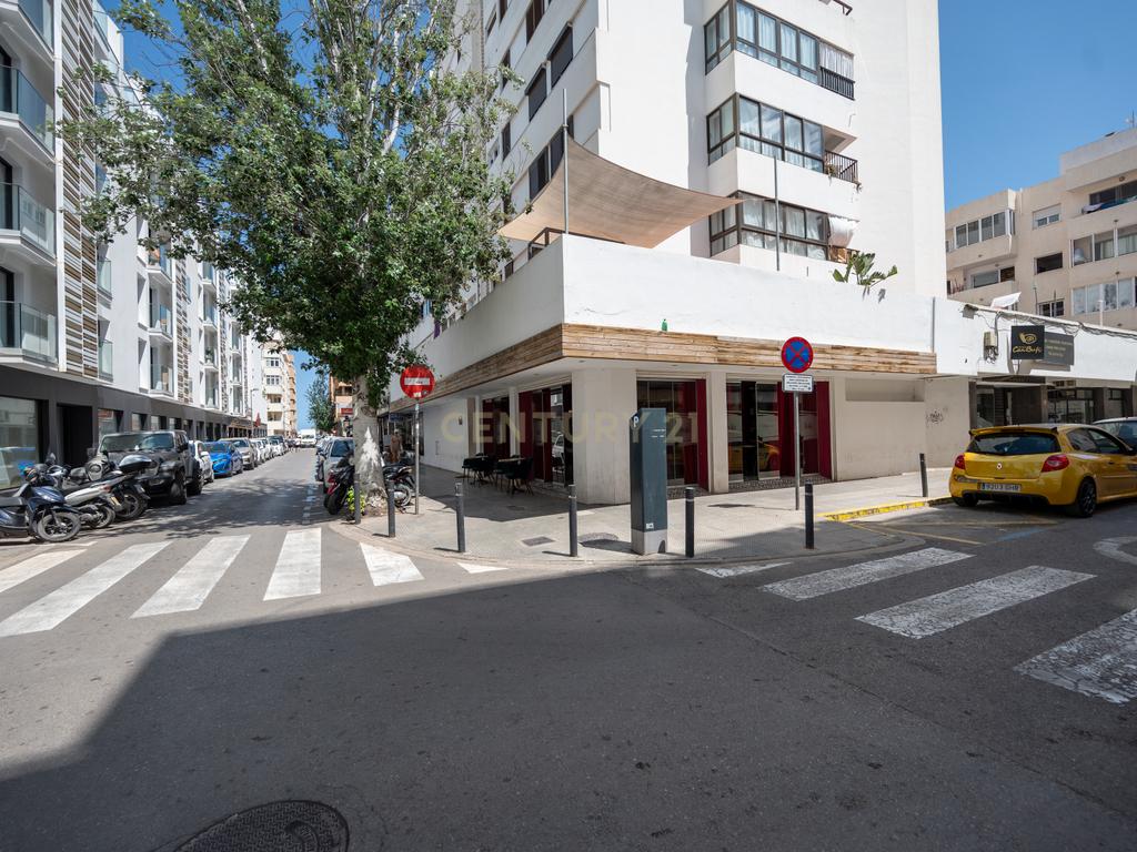 Bar Renovado em Ibiza com Acessibilidade e Ótima Localização - Image 18