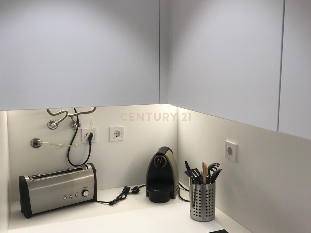 T1 remodelado com varanda no coração de Alfama - Image 9