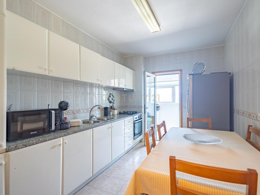 Apartamento T3 junto ao Estádio Municipal em Marco de Canaveses (3ºandar) - Image 9