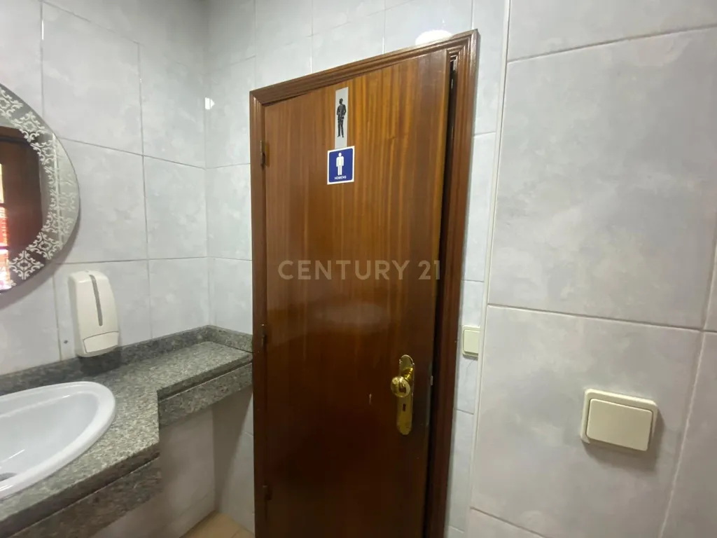 Cafeteria no Porto com Excelente Localização e Equipamentos - Image 10