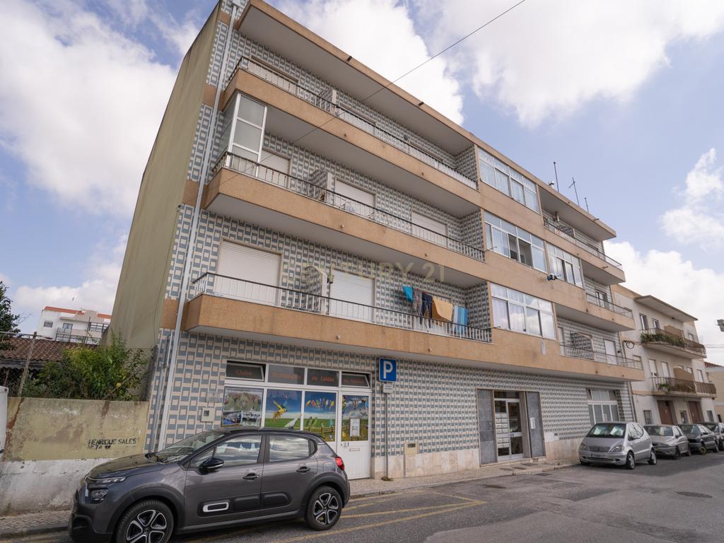 Apartamento T4 localizado no Bairro dos Arneiros, em Caldas da Rainha - Image 1