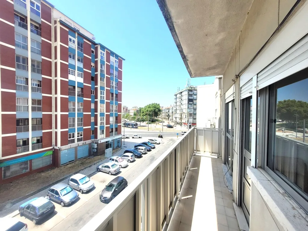 T2 com Varanda e Boas Áreas no Centro de Corroios - Image 15