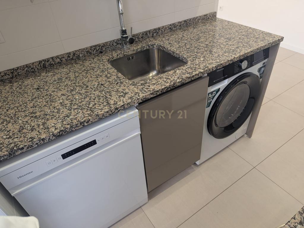 Apartamento T1 Remodelado no Centro da Amadora - Image 19