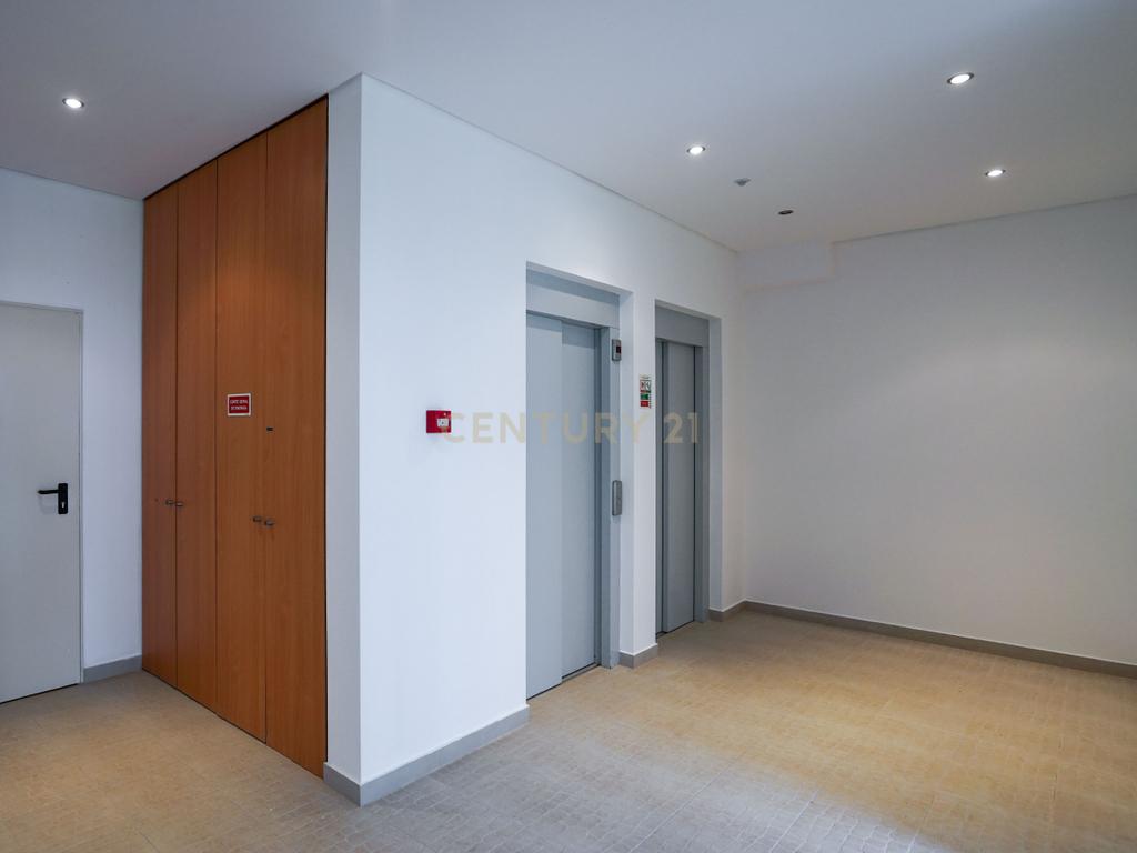 Apartamento T2 a estrear com dois lugares de estacionamento, no Tagus Park - Image 3