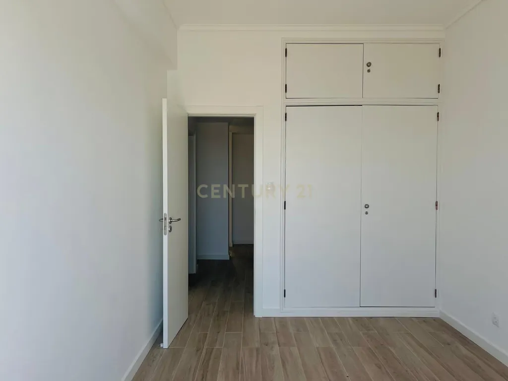 Apartamento Renovado com Vista Rio em Lisboa - Image 17