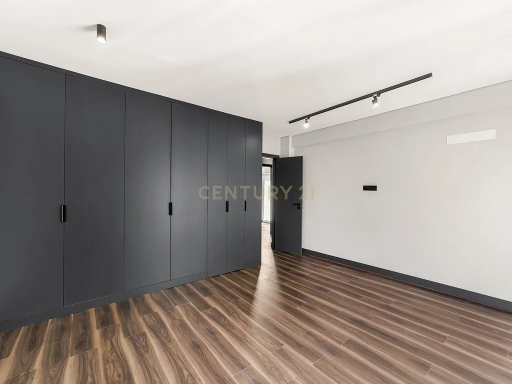 Apartamento T3 Totalmente Renovado - Image 27