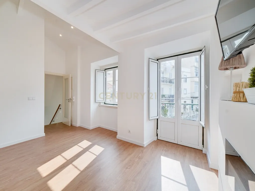 Apartamento T2 Triplex* em Santos-o-Velho – Janelas Verdes | Estrela - Image 6