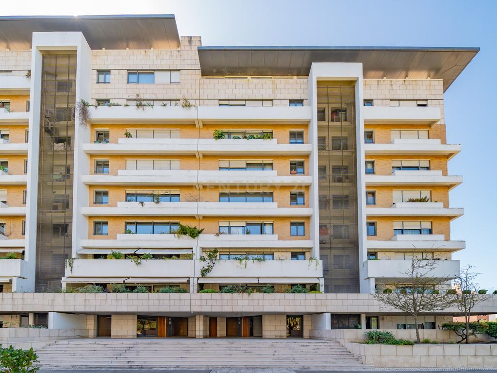 Apartamento T2 de Luxo Mobilado para arrendamento no Condomínio Pateo Central - Image 2