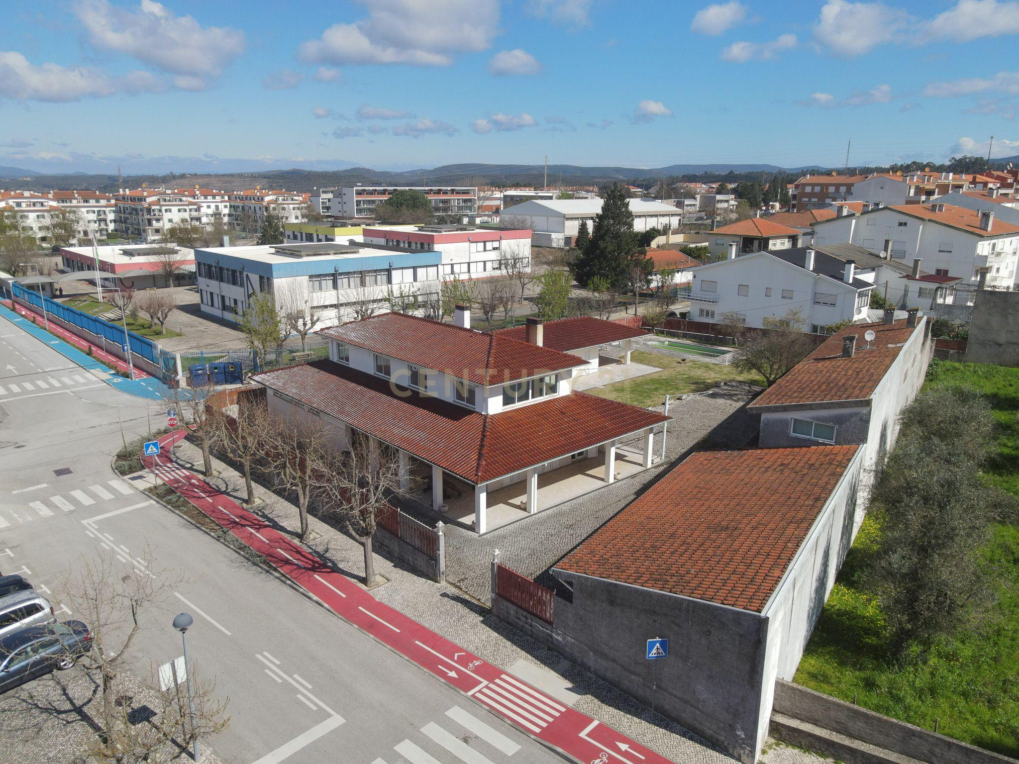 Moradia T5 com varanda coberta,terraço,piscina,jardim,poço,anexo e telheiro numa localização privilegada no centro de Lousã - Image 8