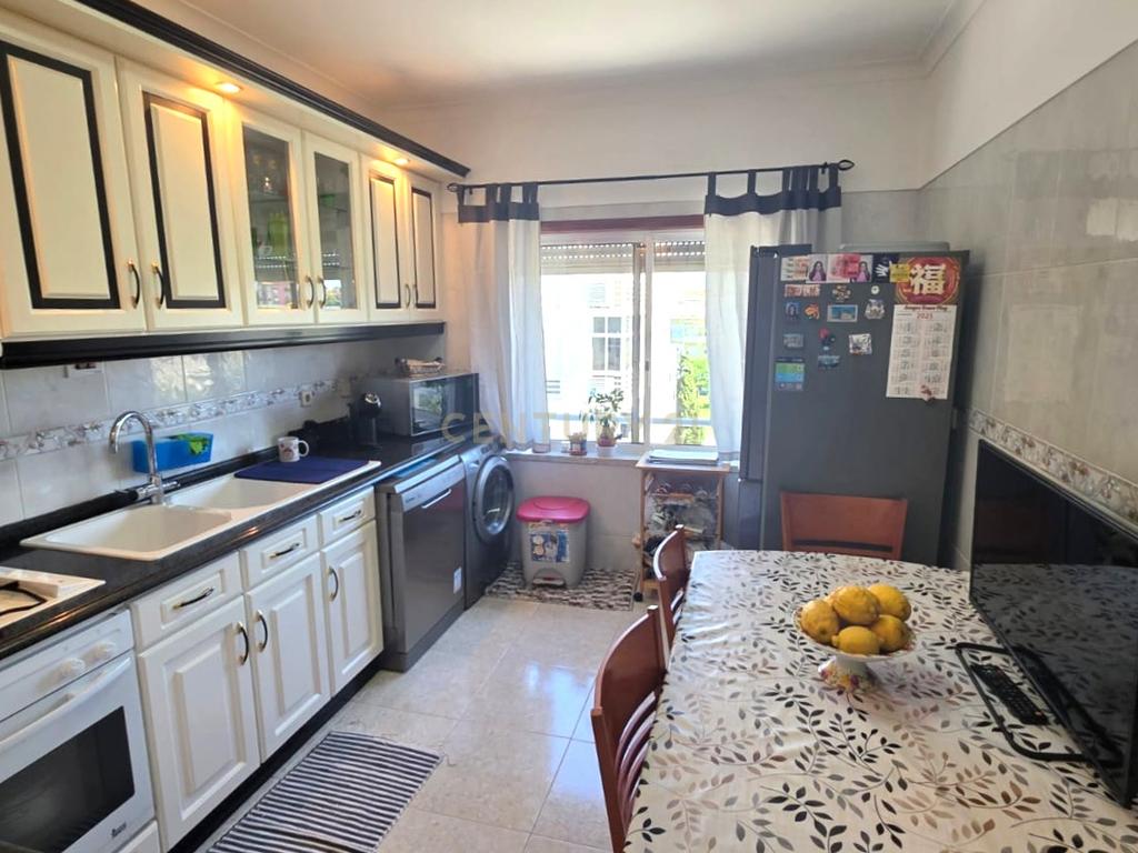 Apartamento T3 na Amora com ótimas áreas ( Novo periodo para visitas próxima 5 feira, de tarde,  dia 5 Junho 2025 - Image 2
