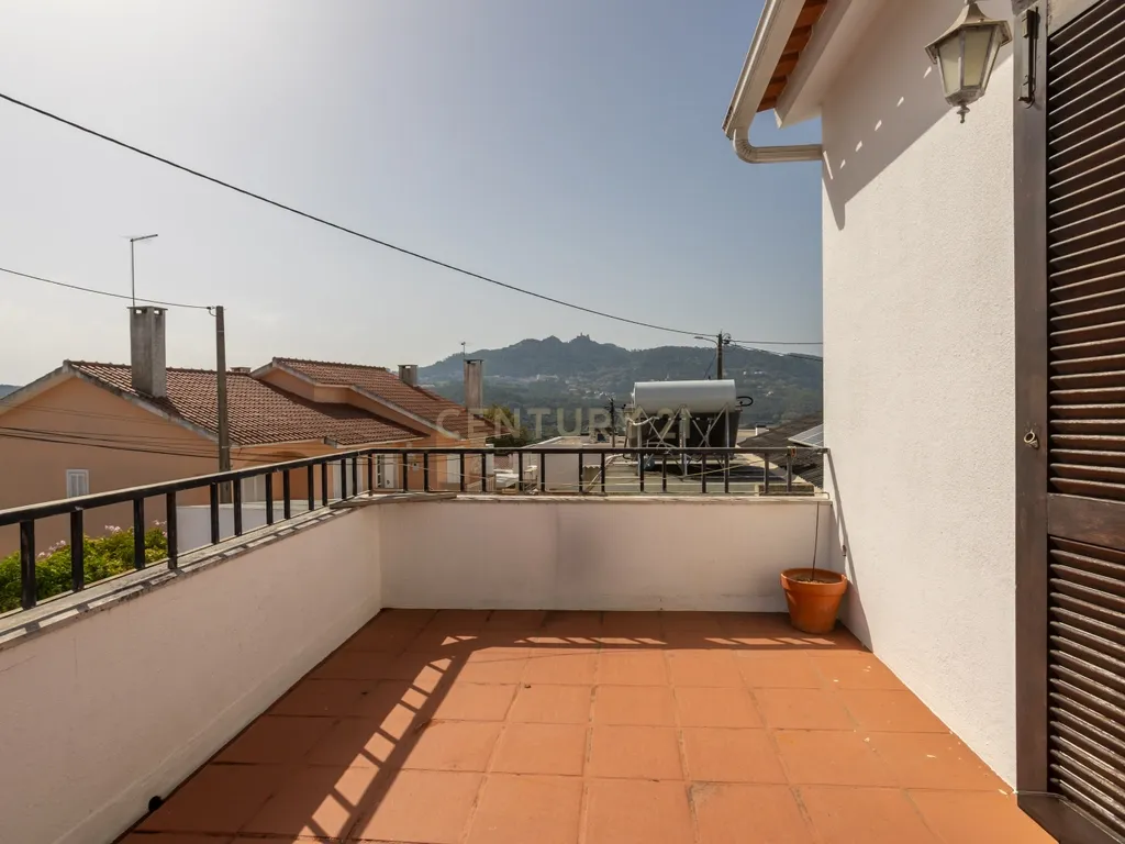 Duas moradias, um terreno com 650 m² e uma vista privilegiada para a Serra de Sintra - Image 24