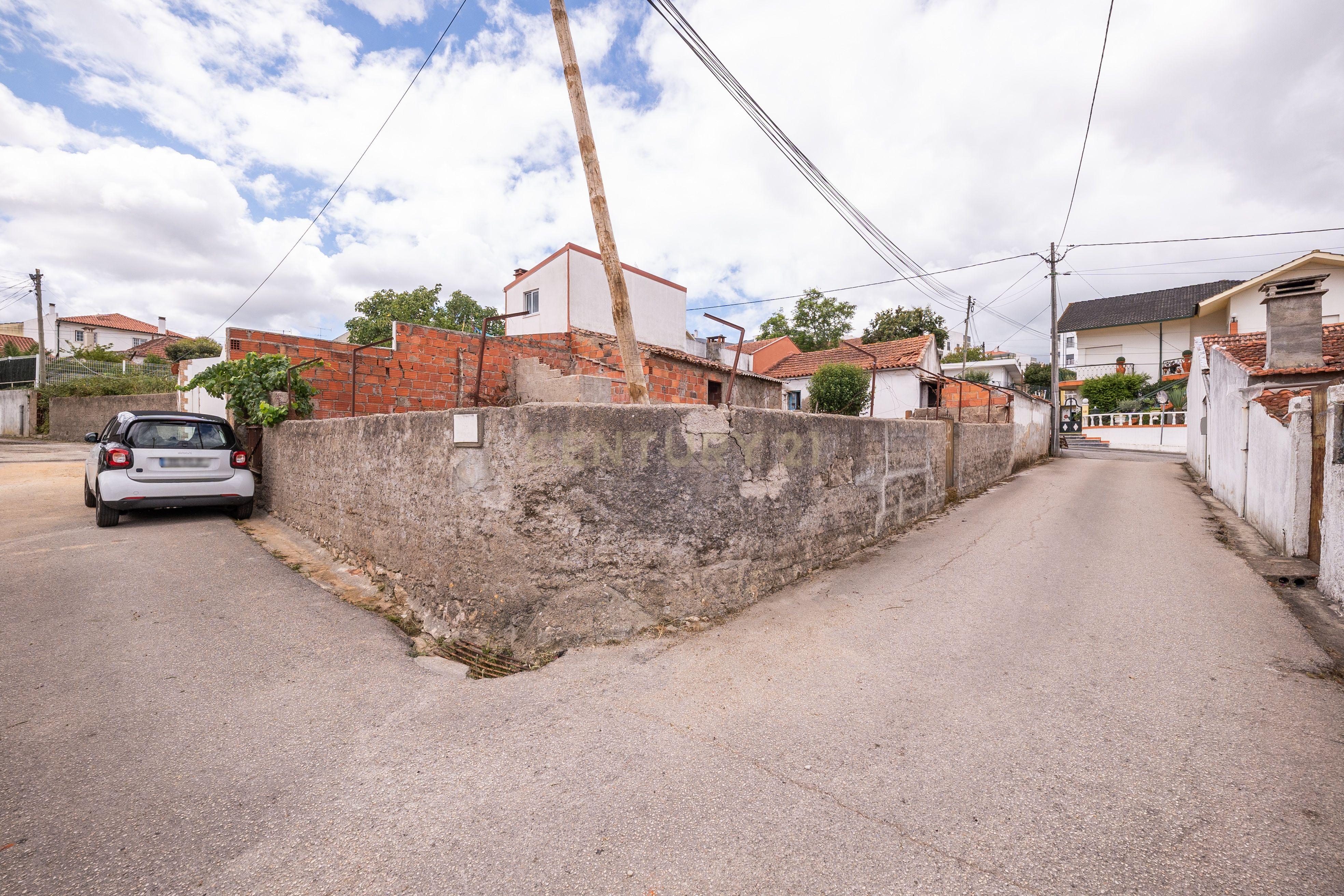 Fotografia 7 de Moradia com terreno e estacionamento para recuperar - Pereira do Campo - Coimbra