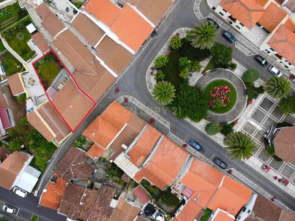Moradia T2 no Centro da Vila do Nordeste | Jardim e Excelente Potencial de Investimento - Image 25