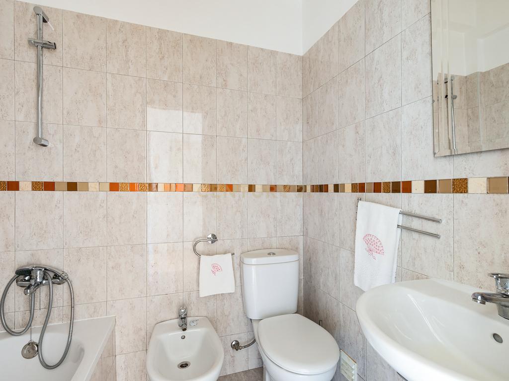 T2 Espaçoso com Varandas e Vista Mar – Quinta das Palmeiras, Oeiras - Image 10