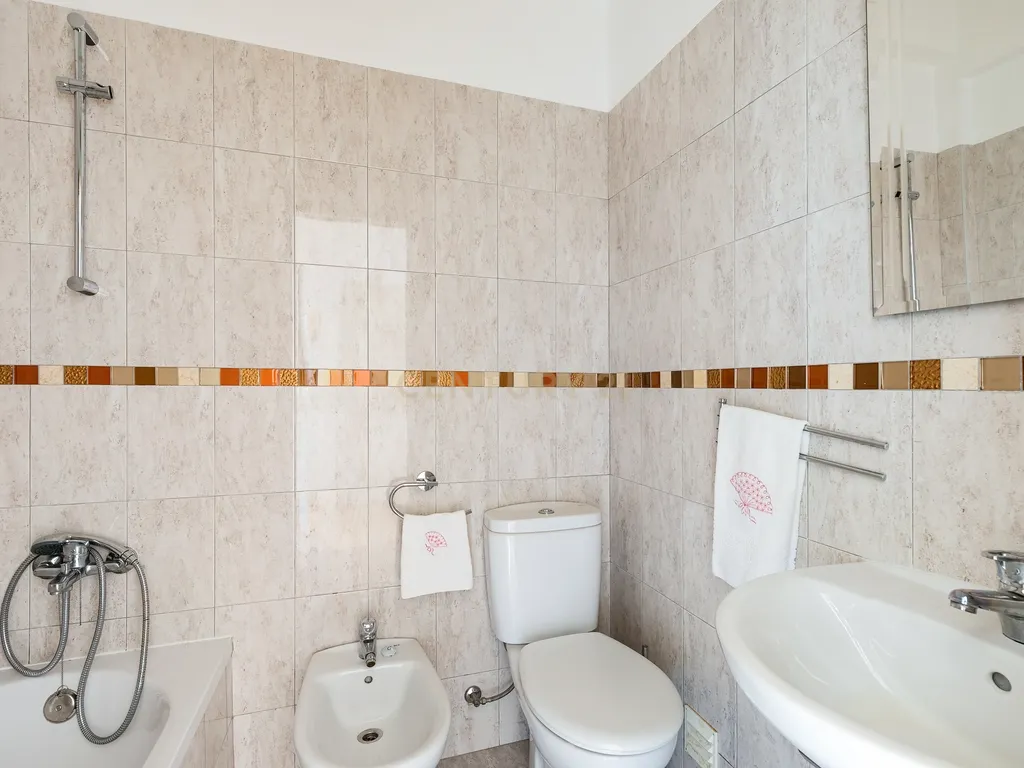 T2 Espaçoso com Varandas e Vista Mar – Quinta das Palmeiras, Oeiras - Image 10