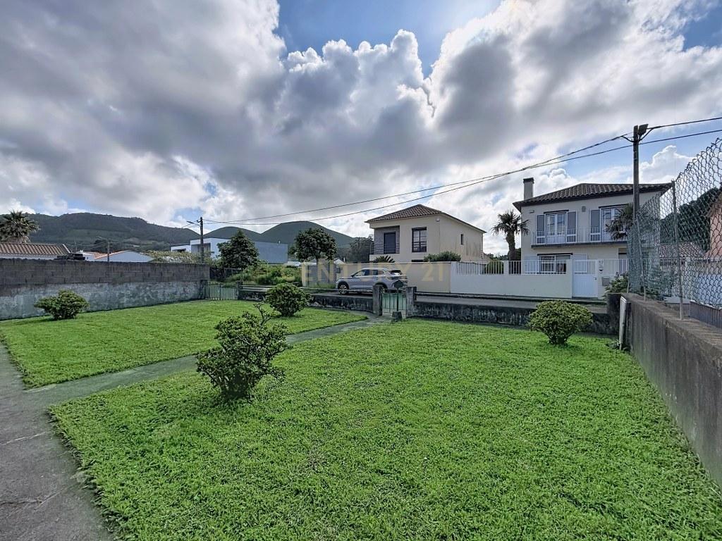 Moradia T3+1 térrea com garagem, jardim e amplo terreno — Aflitos, Fenais da Luz - Image 4