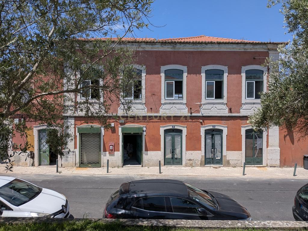 Loja Renovada em Santa Clara, Lisboa - Excelente Oportunidade - Image 1