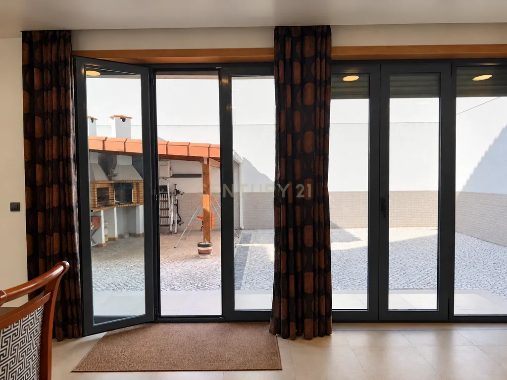 Moradia T4 com Sótão Aproveitado, Garagem e 247 m² de Construção | Santa Iria de Azóia - Image 7