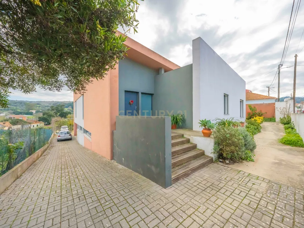 Moradia T5 Isolada, com Dois Pisos, Elevador e Terraço, com 800m2 de Terreno , na Quinta do Anjo, Palmela - Image 1
