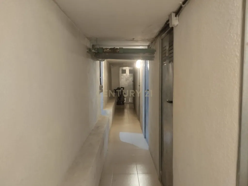 Apartamento T2 com Terraço em Madrid - Oportunidade de Recuperação - Image 23