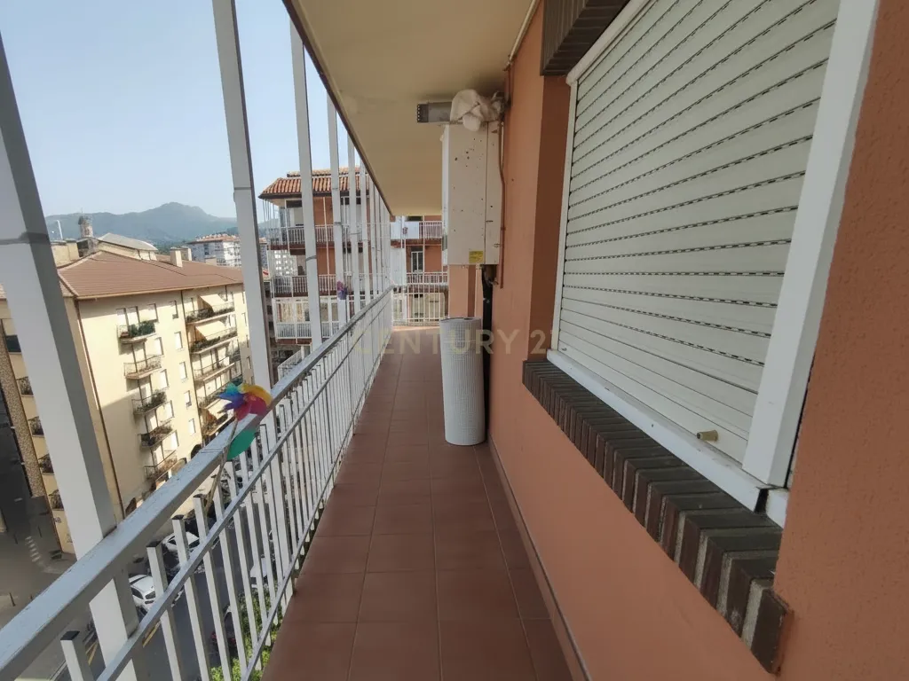 Apartamento espaçoso e luminoso de 3 quartos com varanda, arrumos e vista, no centro de Irun - Image 13