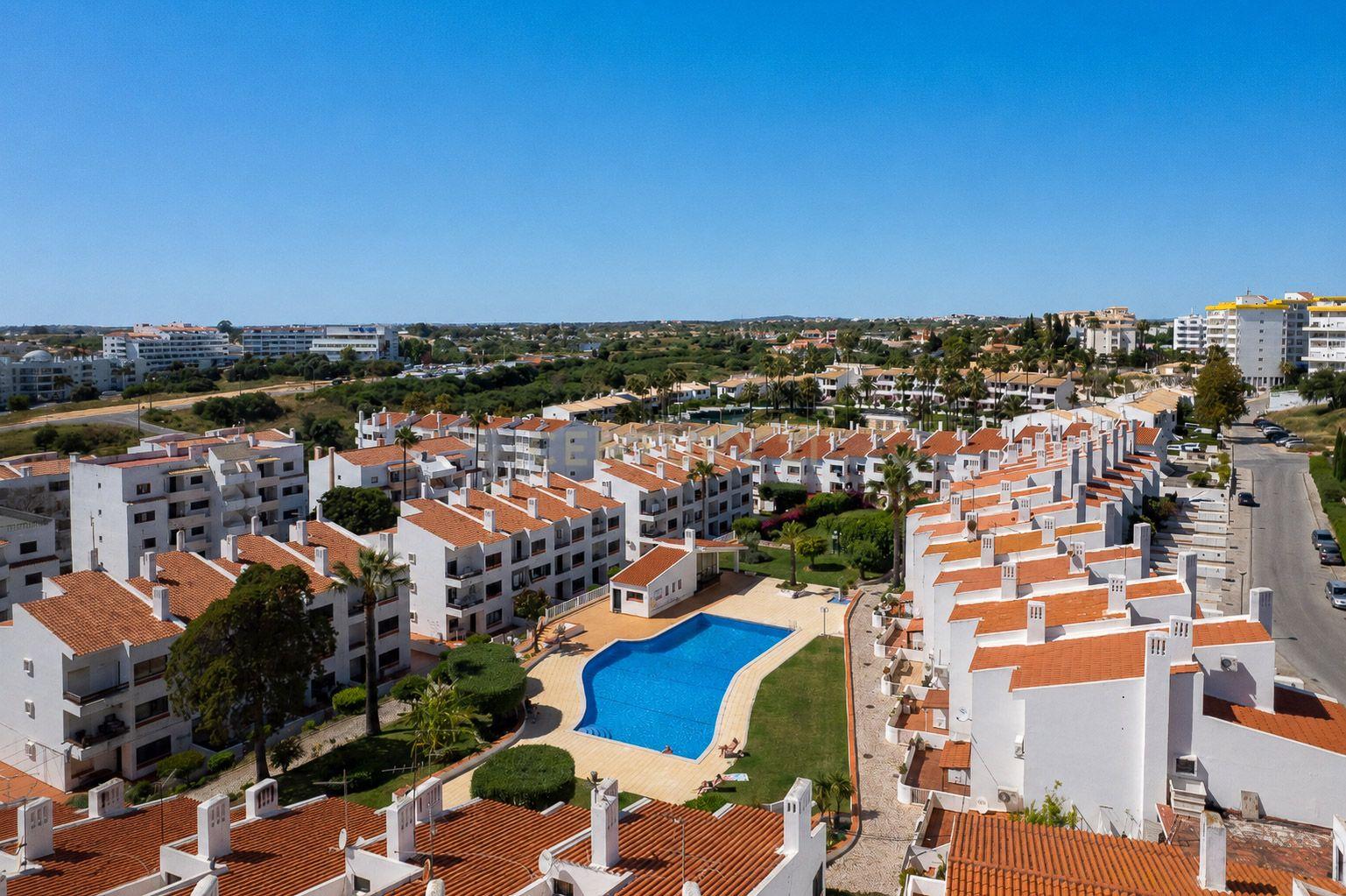 Fotografia 4 de T1+1 Rés do Chão com Logradouro Privativo em Condomínio com Piscina Montechoro, Albufeira