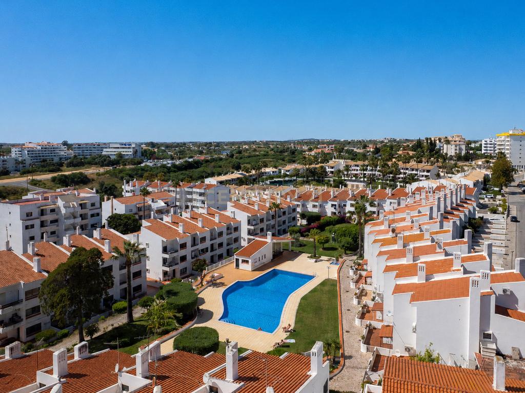 T1+1 Rés do Chão com Logradouro Privativo em Condomínio com Piscina Montechoro, Albufeira - Image 4