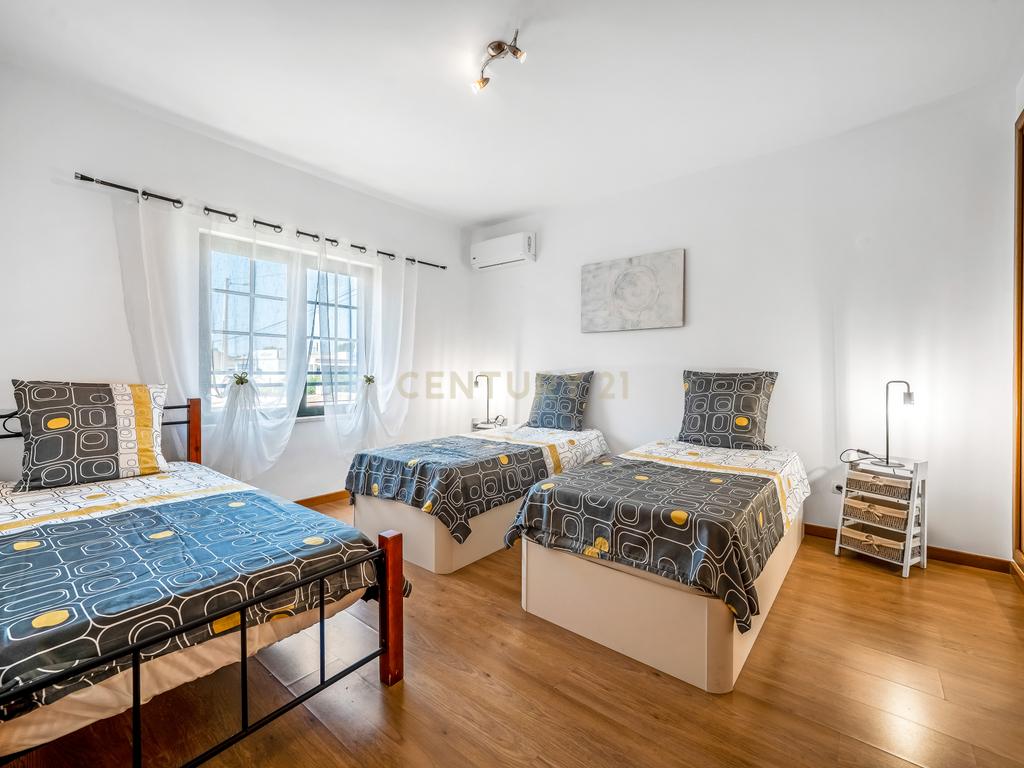 Moradia de Canto T2+2 com jardim em Condomínio Privado com Piscina – Ferreiras, Albufeira - Image 18