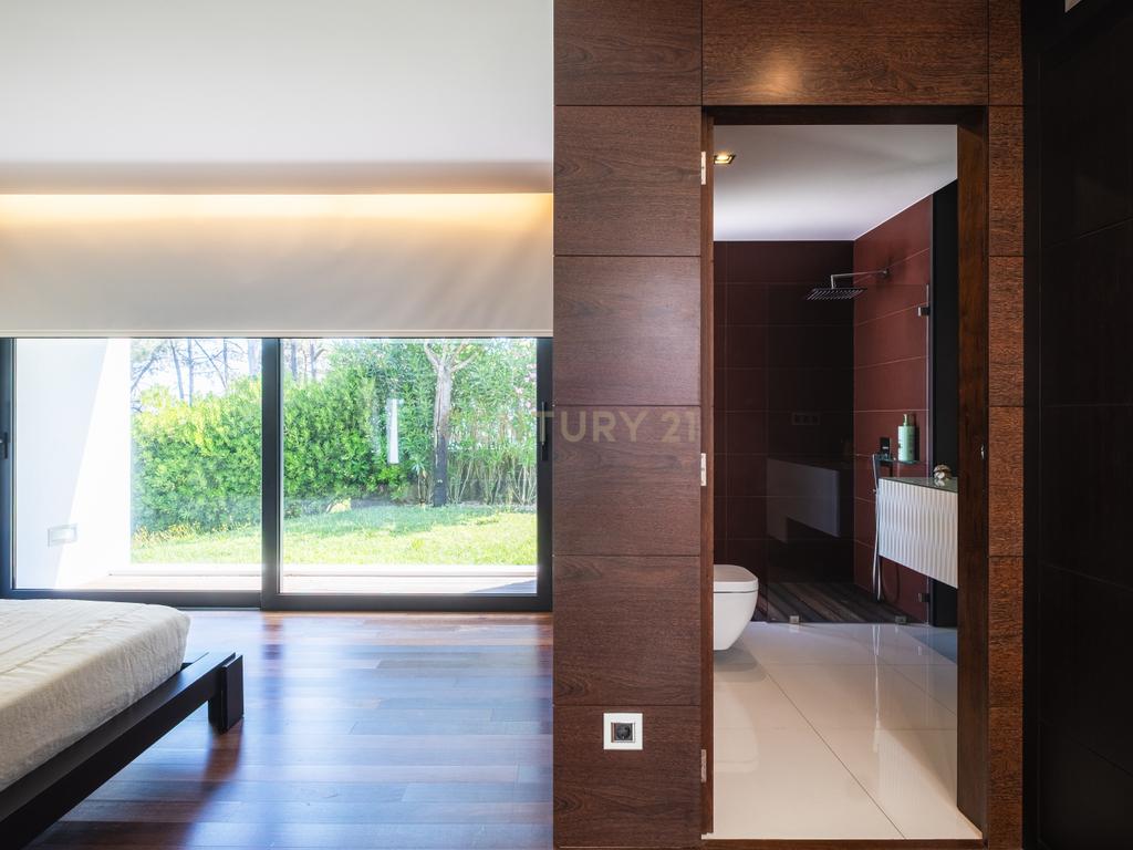 Luxuosa Moradia T4 com Piscina e Vista Panorâmica em Lousada - Image 37