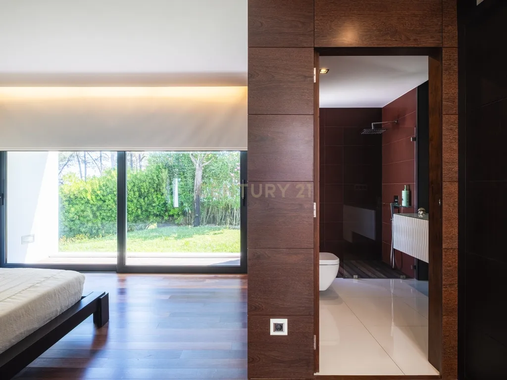 Luxuosa Moradia T4 com Piscina e Vista Panorâmica em Lousada - Image 37