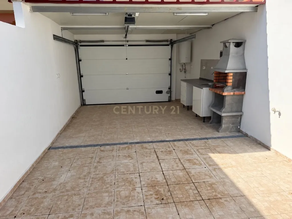 Moradia T2 totalmente remodelada com suíte e churrasqueira no Barreiro - Image 9
