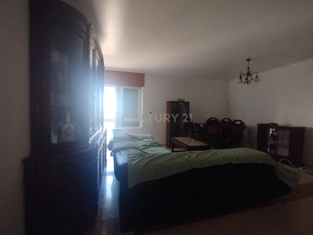 Apartamento T3 com Excelente Exposição Solar, Arrecadação e Ótima Localização no Monte da Caparica - Image 58