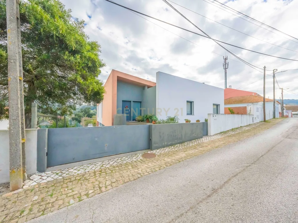 Moradia T5 Isolada, com Dois Pisos, Elevador e Terraço, com 800m2 de Terreno , na Quinta do Anjo, Palmela - Image 3