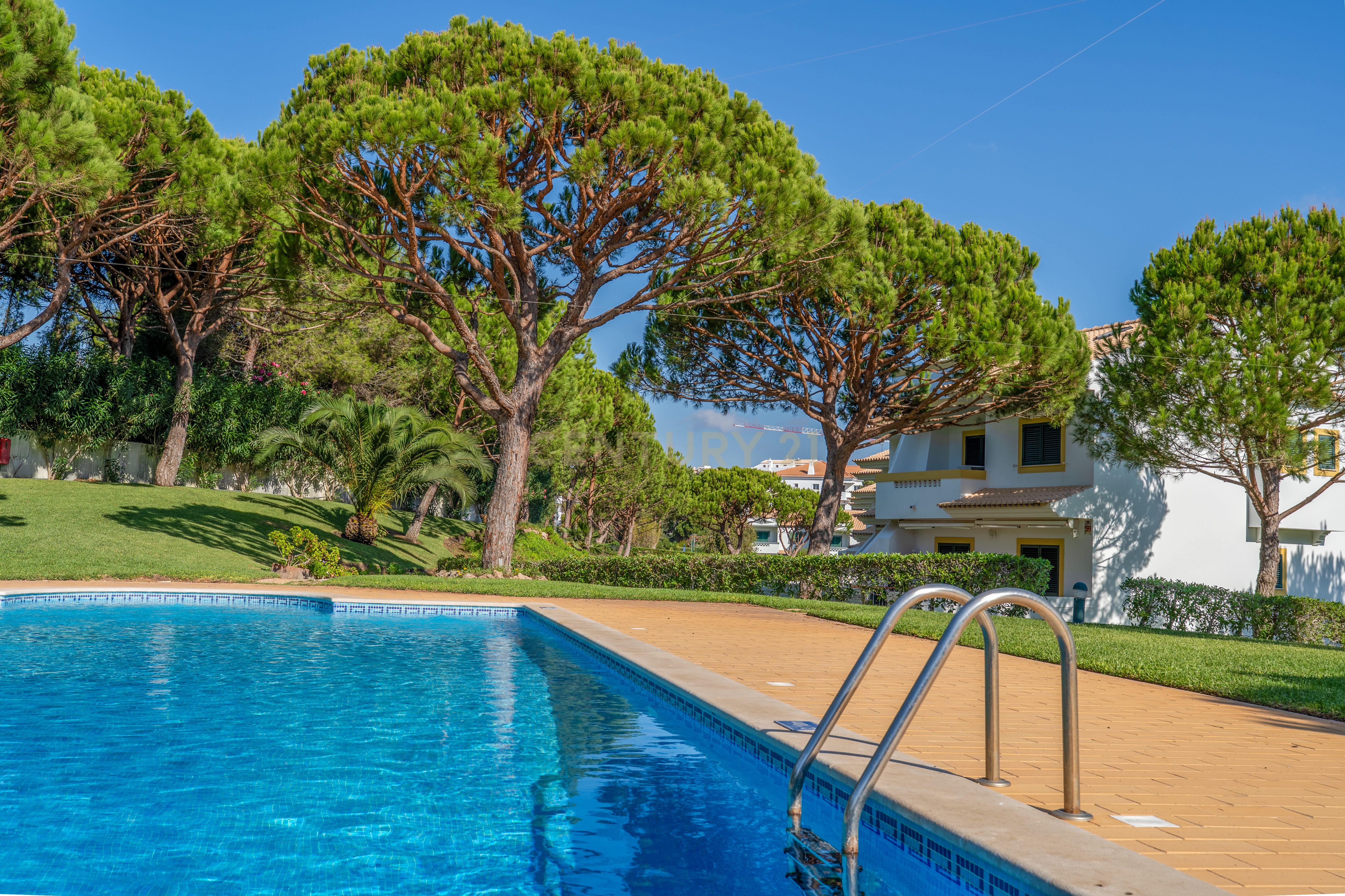Fotografia 5 de Moradia  com Piscina  na Praia da Falésia em condomínio privado com grande Jardim.