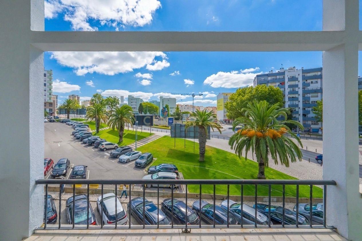 Fotografia 6 de Apartamento T2 totalmente remodelado junto ao Hospital de São Bernardo com varanda, marquise e excelente exposição solar