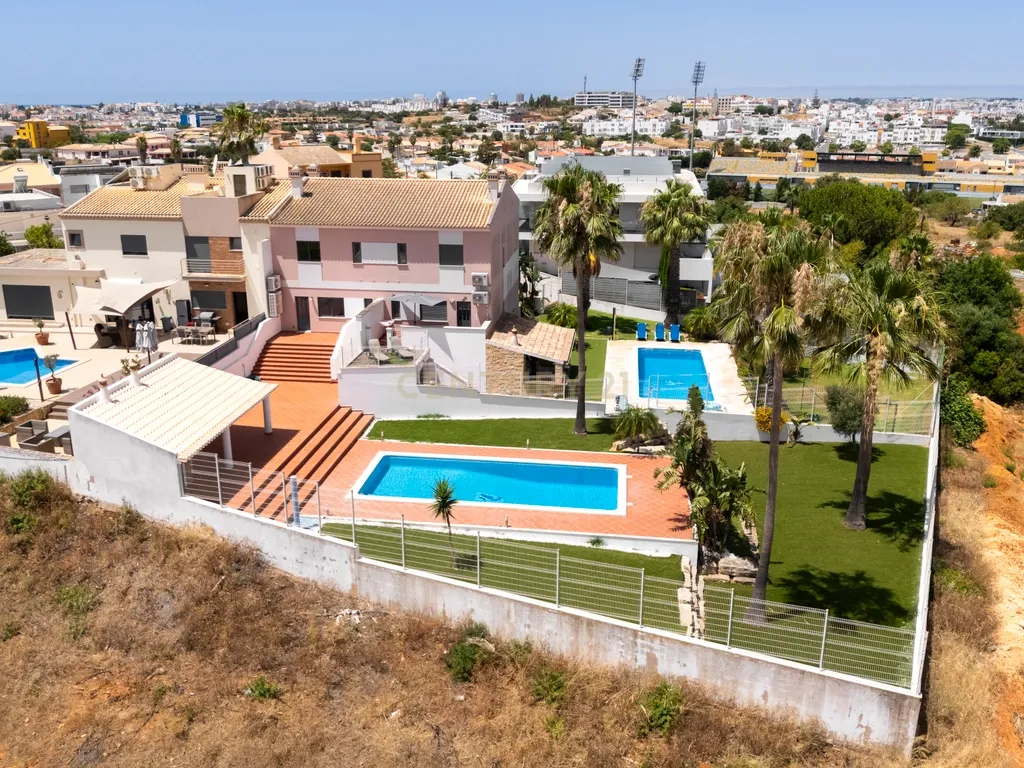 Moradia T3+1 em excelente estado com piscina e garagem, junto ao novo golfe! - Image 2