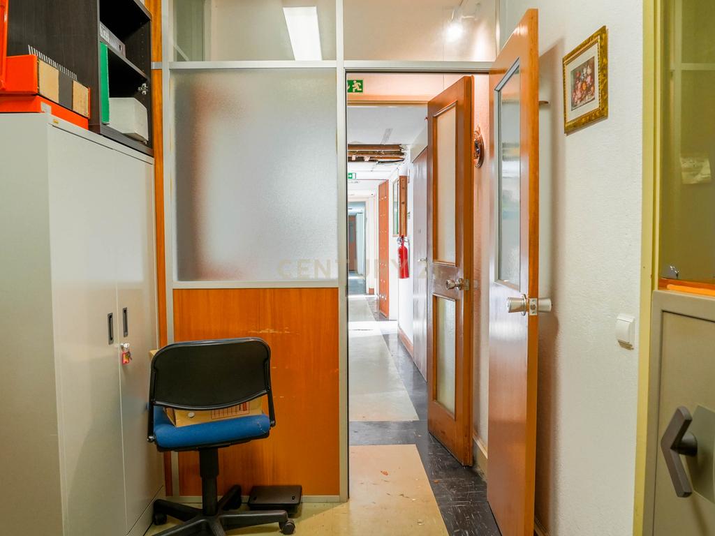  Espaço Versátil com Localização Privilegiada - Image 17