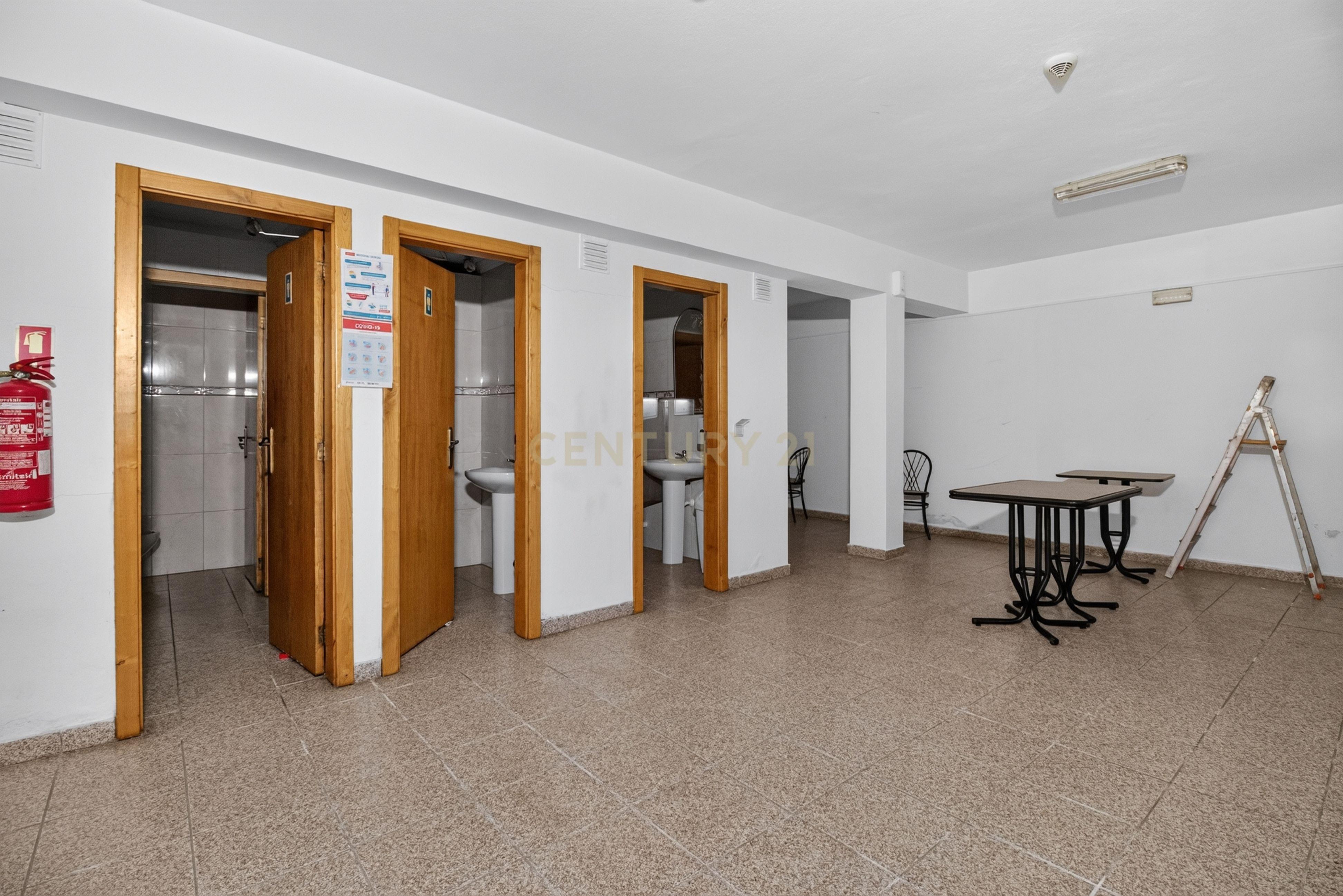 Fotografia 11 de Loja equipada no Centro de Bragança