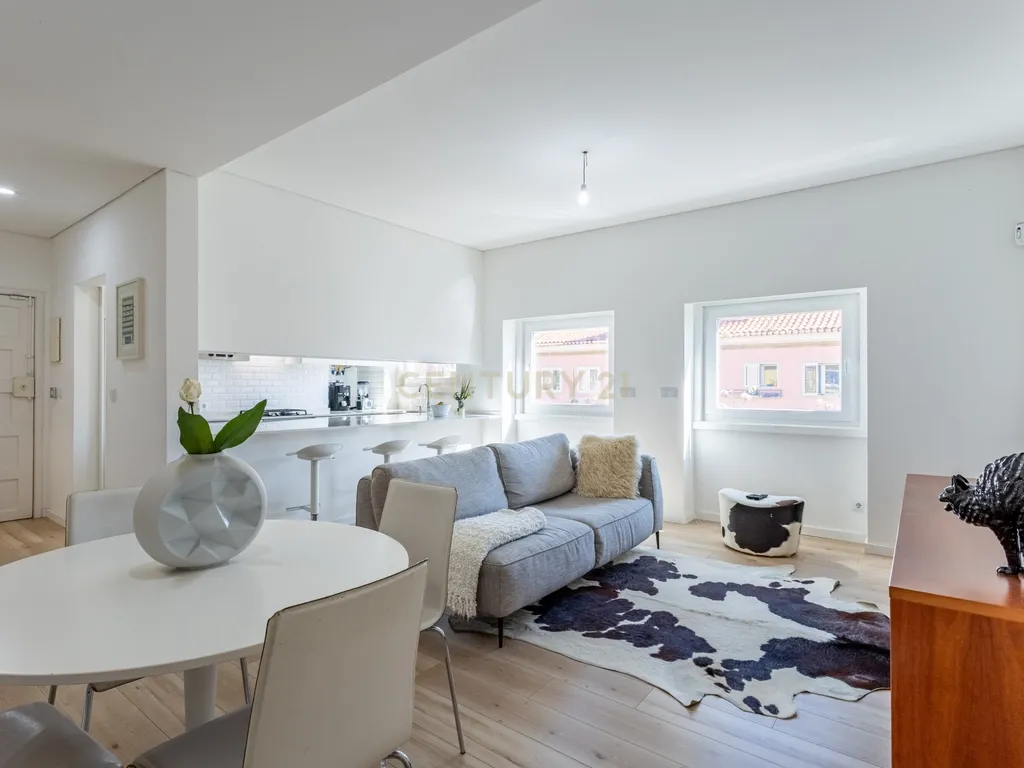 Apartamento T2 transformado em T3 com charme único em Alvalade - Image 1