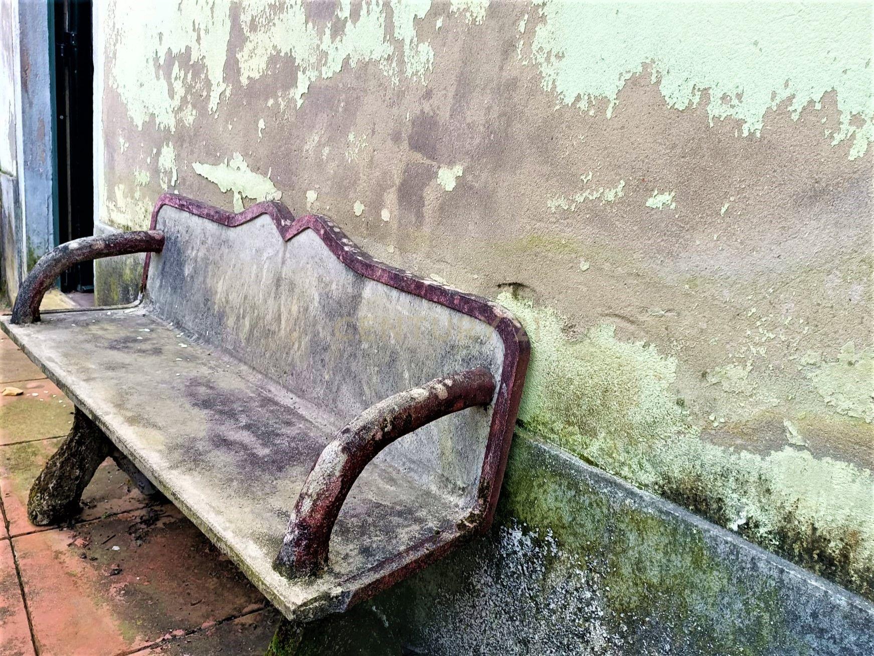 Moradia bifamiliar com cinco quartos, terreno e água para reconstrução no coração da Cidade da Maia, em Gueifaes - Image 16