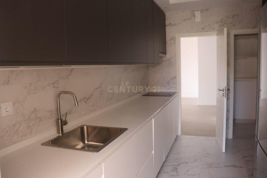 Fotografia 4 de Apartamento Renovado T2 em Oeiras com Vista Atraente