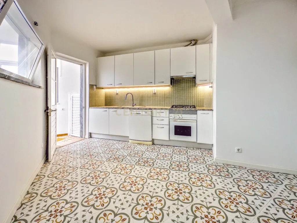Apartamento T3 totalmente renovado na baixa de Olhão - Image 3