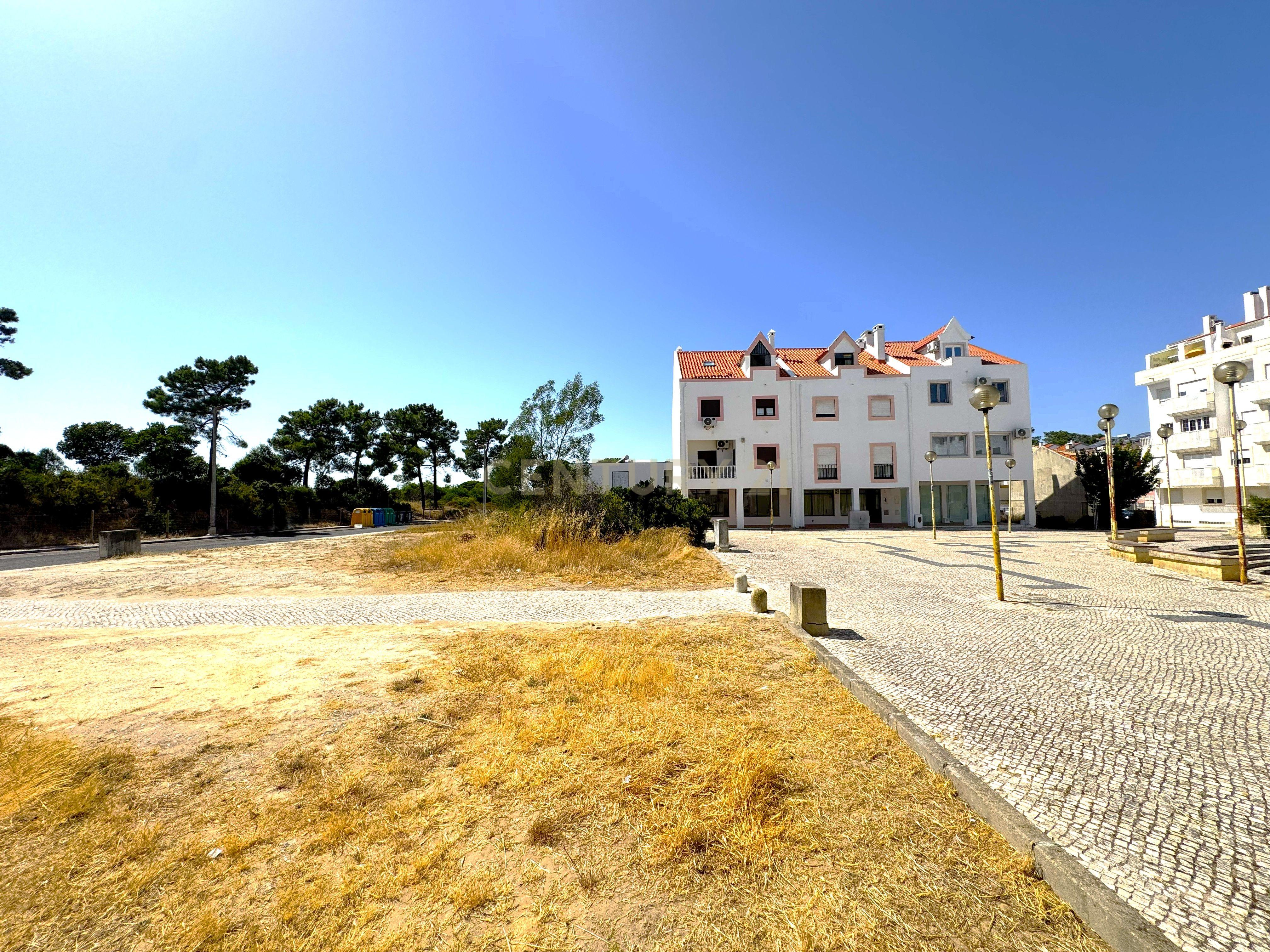 Fotografia 9 de Terreno Urbano para Construção de Moradia T4 com Loja - Sobreda, Almada