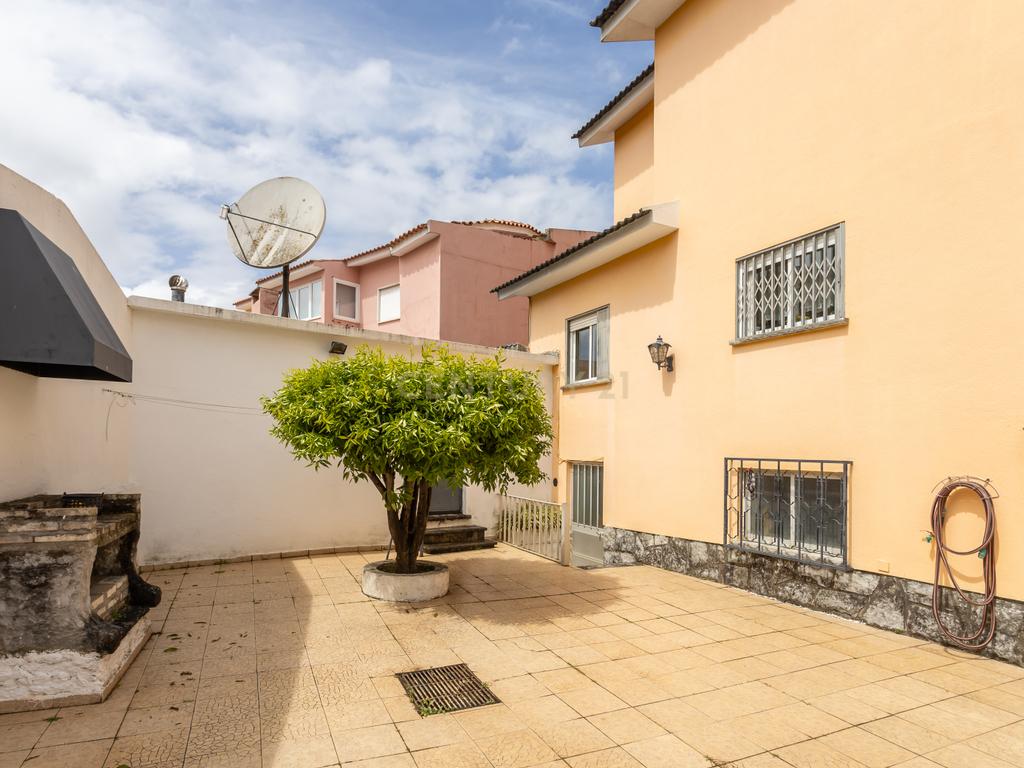 Moradia T5 com cave, garagem e espaço exterior na Madorna - Parede - Cascais - Image 6