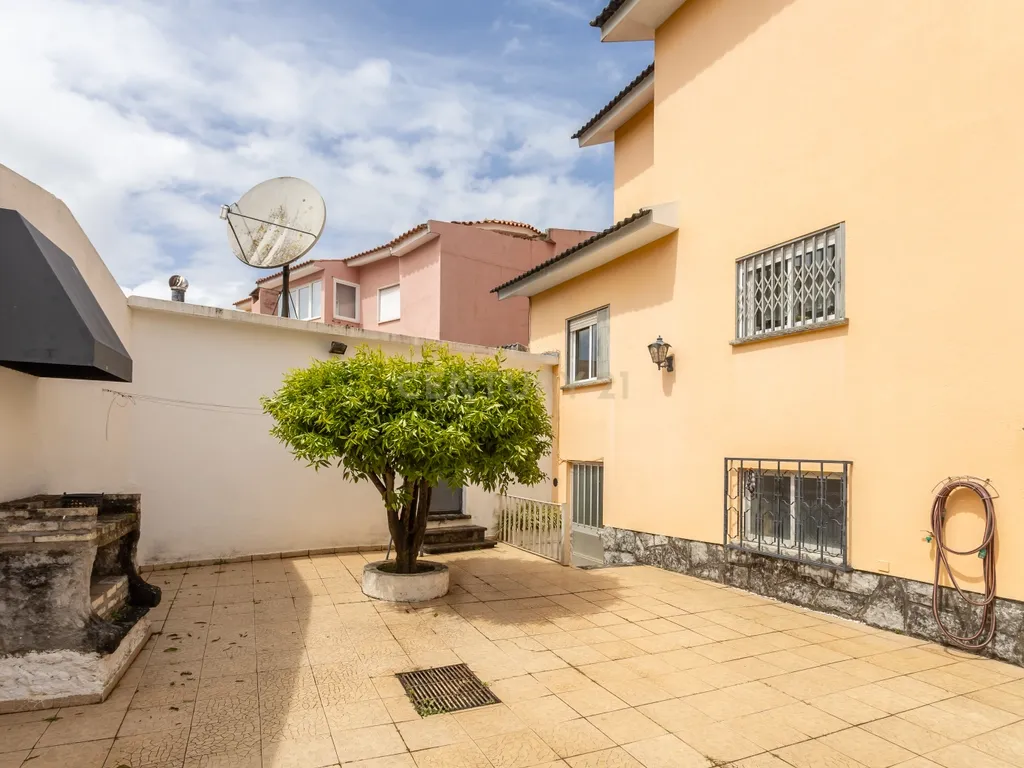 Moradia T5 com cave, garagem e espaço exterior na Madorna - Parede - Cascais - Image 6