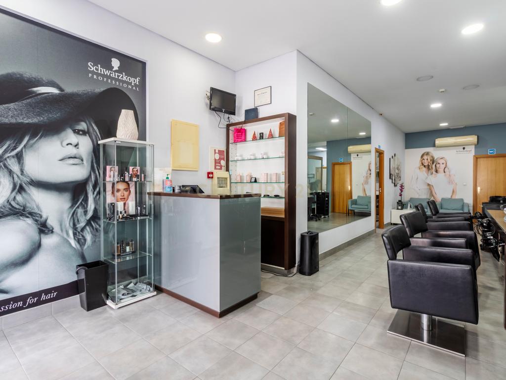 Loja com 90 m² na Quinta do Bom Retiro, Sobreda - Image 1