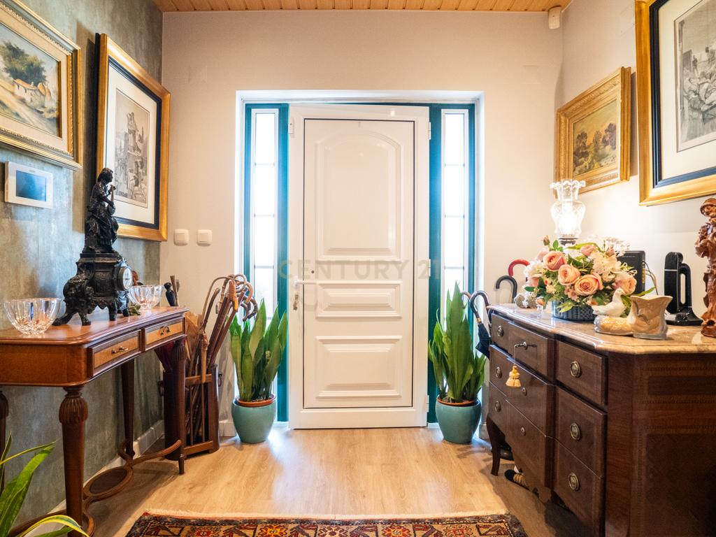 🏡 Moradia T5 como nova na Encarnação – Tranquilidade e vista desafogada! - Image 4