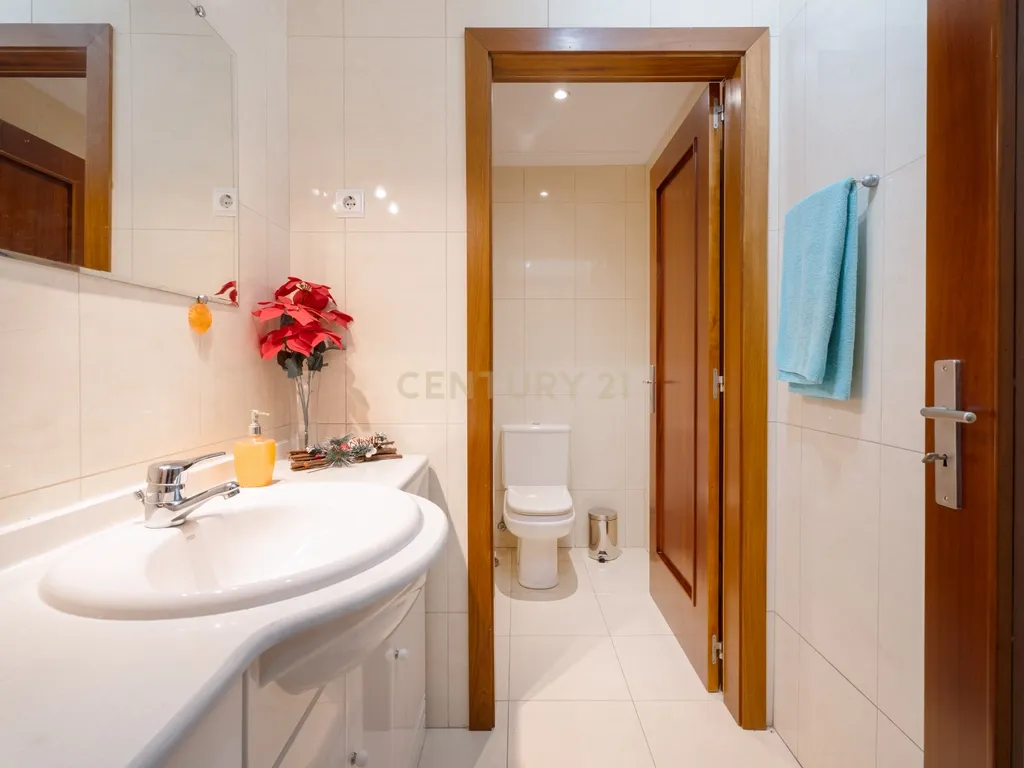 Penthouse Exclusiva T5 – Luxo, Conforto e Espaço em Pleno Coração da Cidade - Image 16